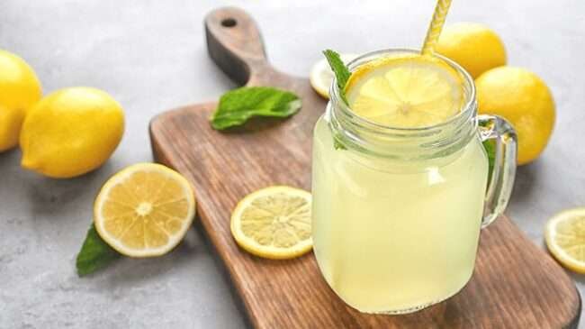effective-tips-to-reduce-body-heat-naturally-Lemon